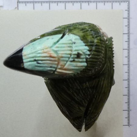 Termszetes szerpentines kzetbl faragott papagj szobor Zsrk talapzaton Perubl. Egyedi kzmves termk. 196 gramm.