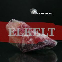  Eudialit svny kristlyok a Fldpt rtegek kztt 15 gramm
